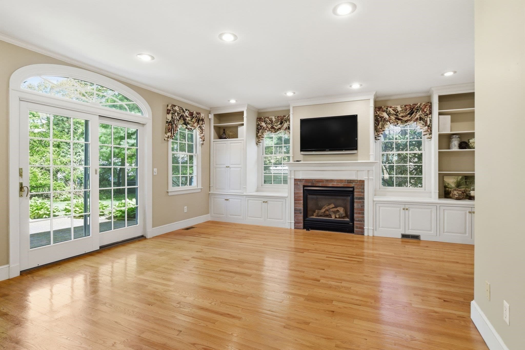 Single Family Residence at 38 Oxford Road, Longmeadow MA 01106, photo 9 of 42