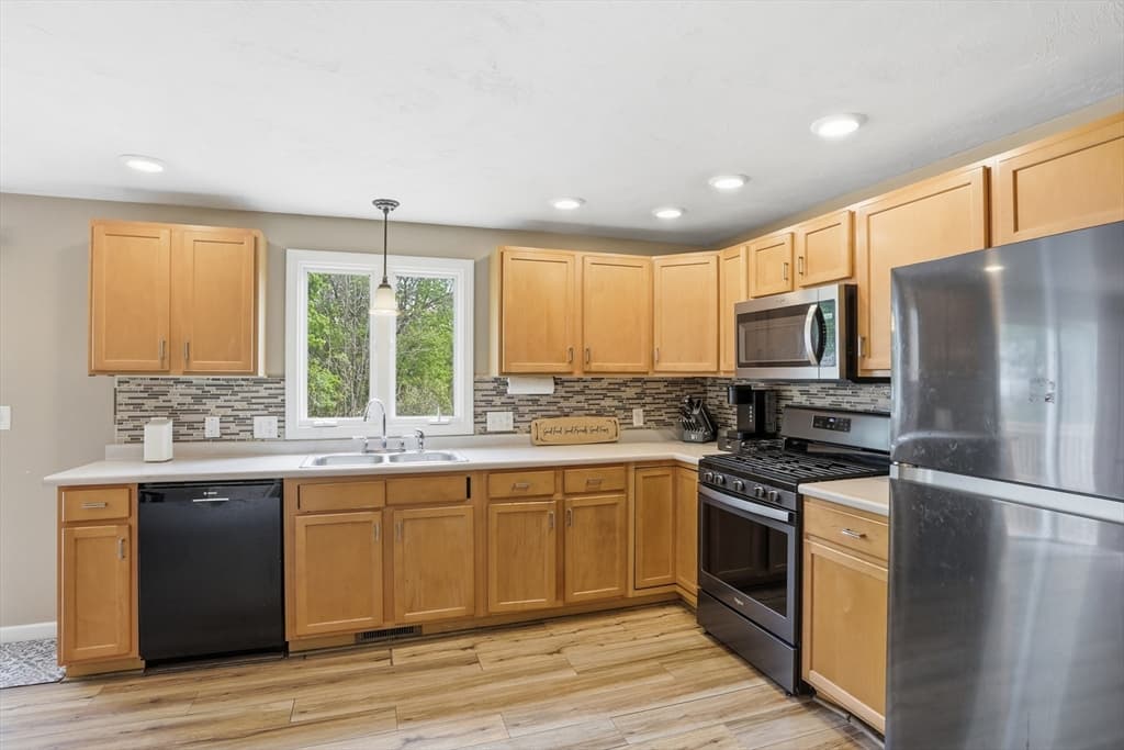 Condominium at 1185 Main St # 4, Clinton MA 01510, photo 13 of 36