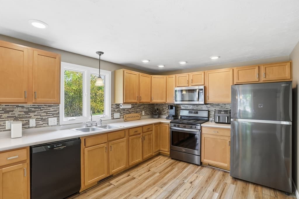 Condominium at 1185 Main St # 4, Clinton MA 01510, photo 11 of 36