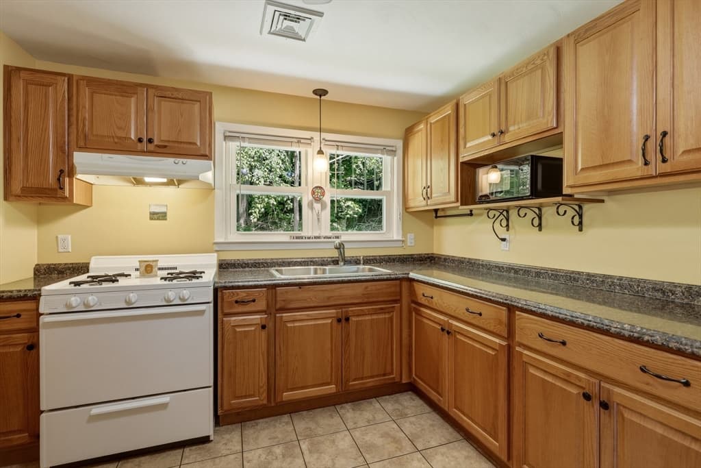 Single Family Residence at 16 Saybrook Cir, South Hadley MA 01075, photo 7 of 32