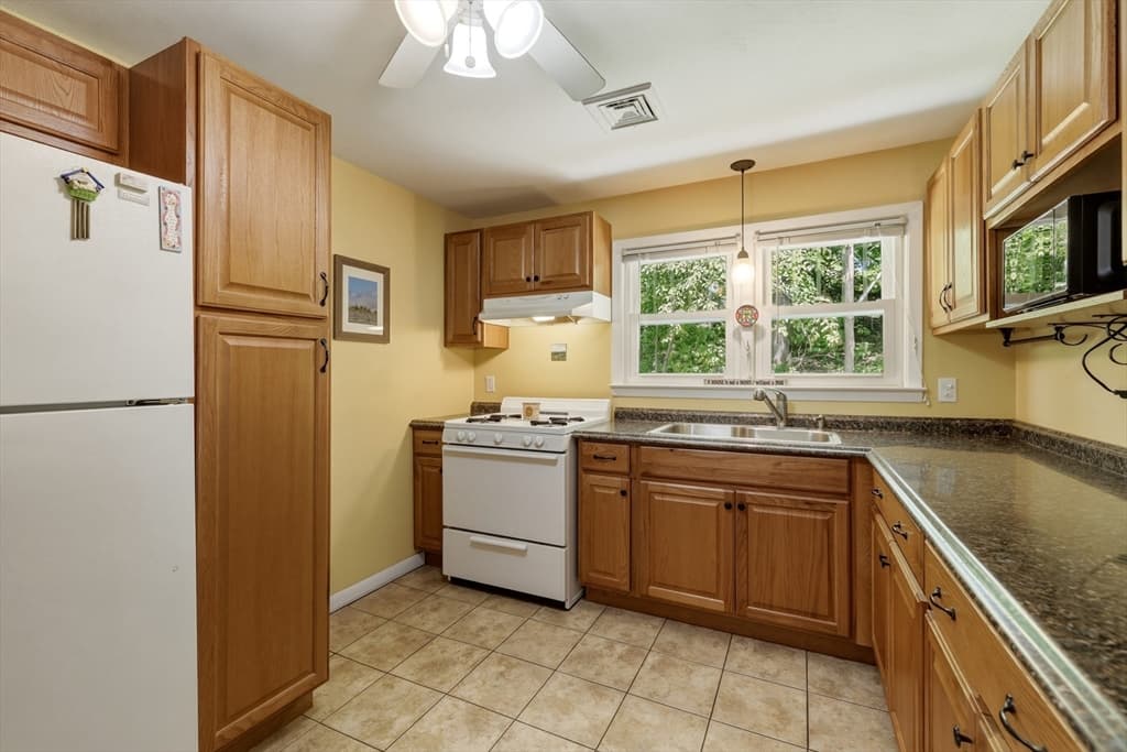 Single Family Residence at 16 Saybrook Cir, South Hadley MA 01075, photo 8 of 32