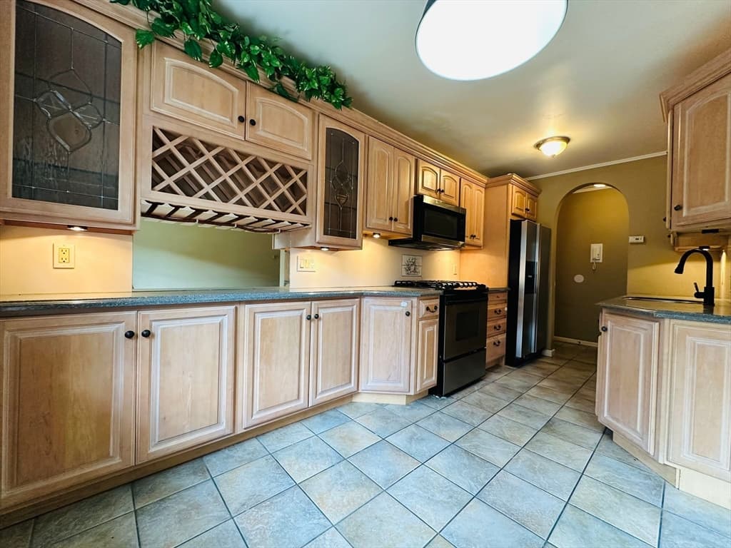Condominium at 288 Regency Park Dr # 288, Agawam MA 01001, Agawam, photo 6 of 24
