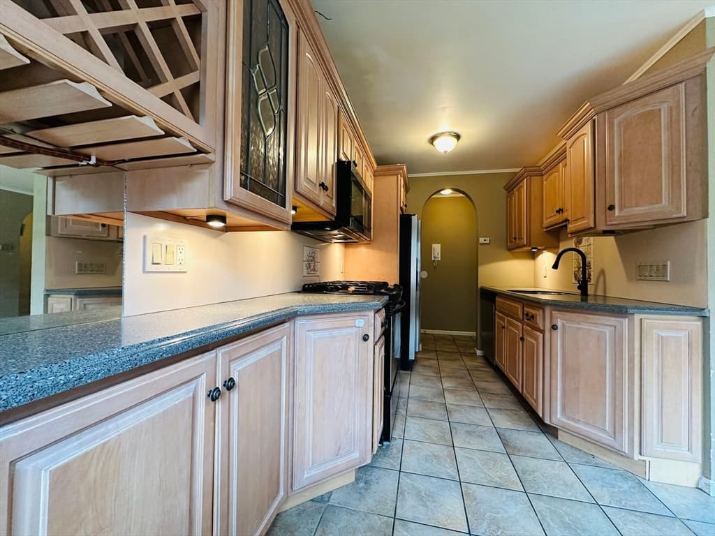 Condominium at 288 Regency Park Dr # 288, Agawam MA 01001, Agawam, photo 4 of 24