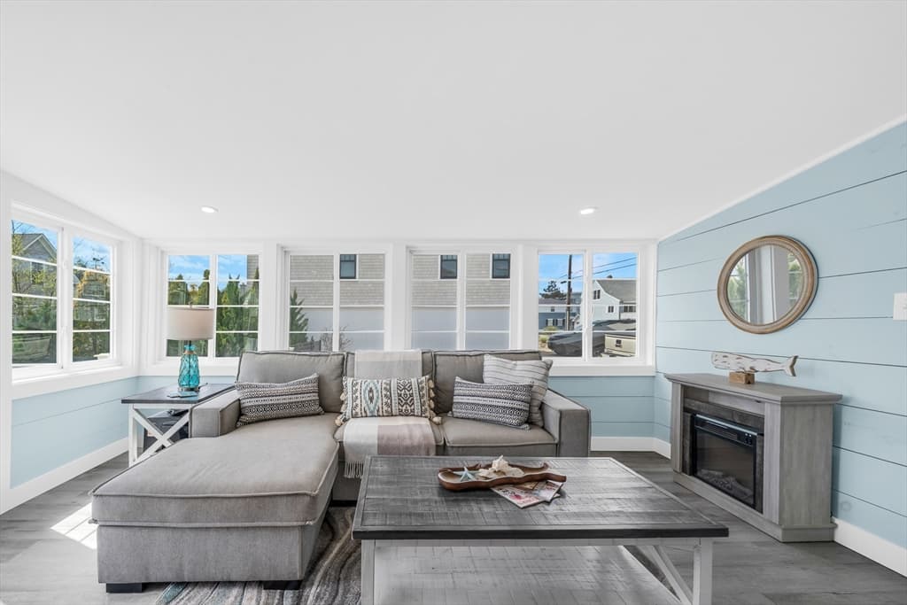 Single Family Residence at 237 Northern Blvd, Newburyport MA 01950, photo 3 of 38