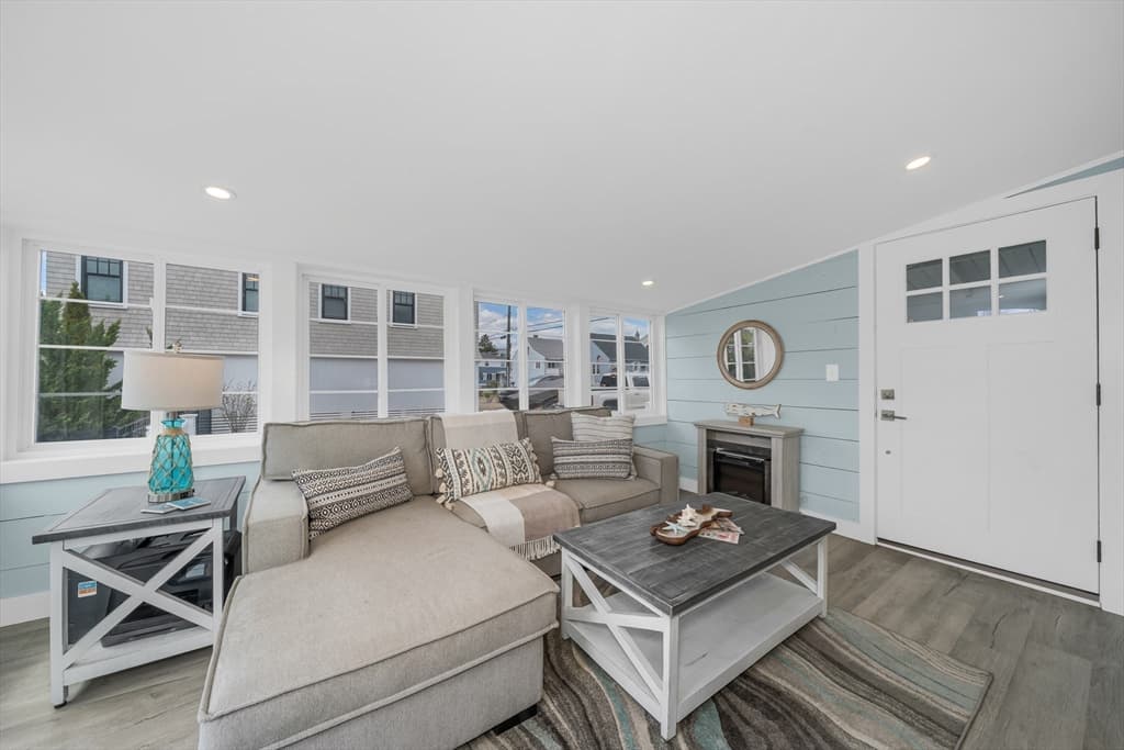 Single Family Residence at 237 Northern Blvd, Newburyport MA 01950, photo 4 of 38