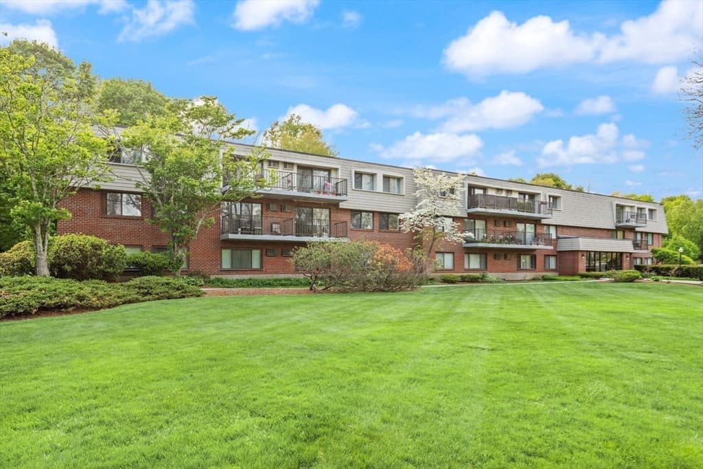 Condominium at 575 Broad St # 312, Weymouth MA 02189, photo 3 of 29