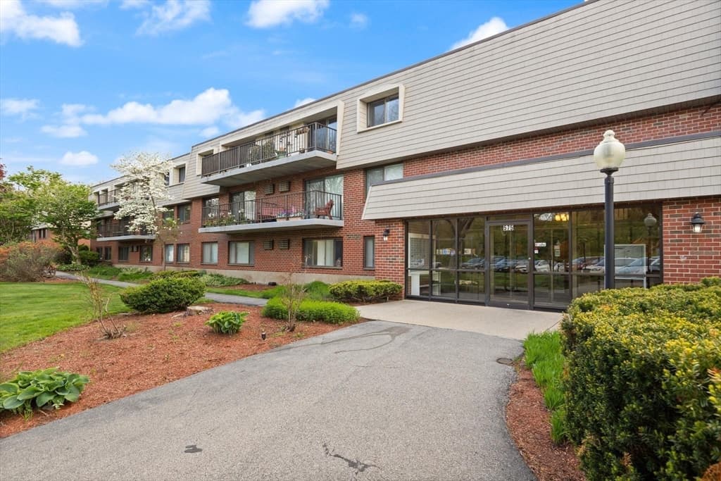 Condominium at 575 Broad St # 312, Weymouth MA 02189, photo 5 of 29