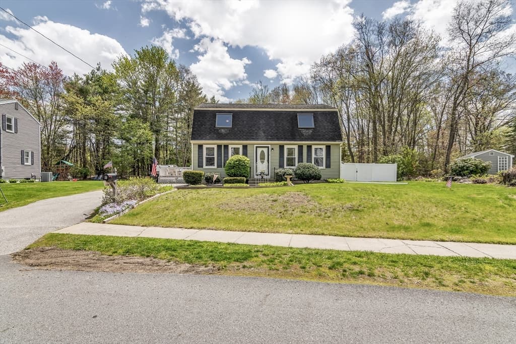 Single Family Residence at 8 Portsmouth Rd, Amesbury MA 01913, photo 2 of 37