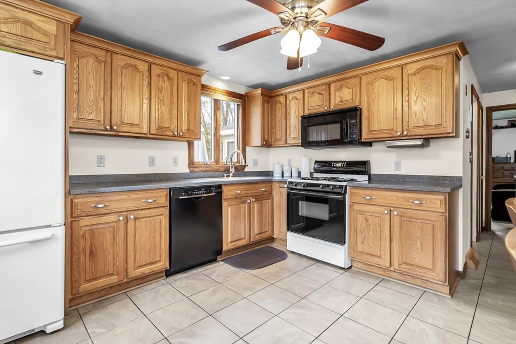 Single Family Residence at 8 Portsmouth Rd, Amesbury MA 01913, photo 12 of 37