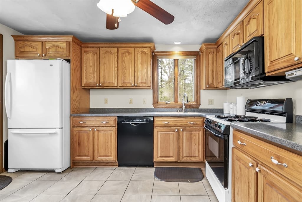 Single Family Residence at 8 Portsmouth Rd, Amesbury MA 01913, photo 14 of 37