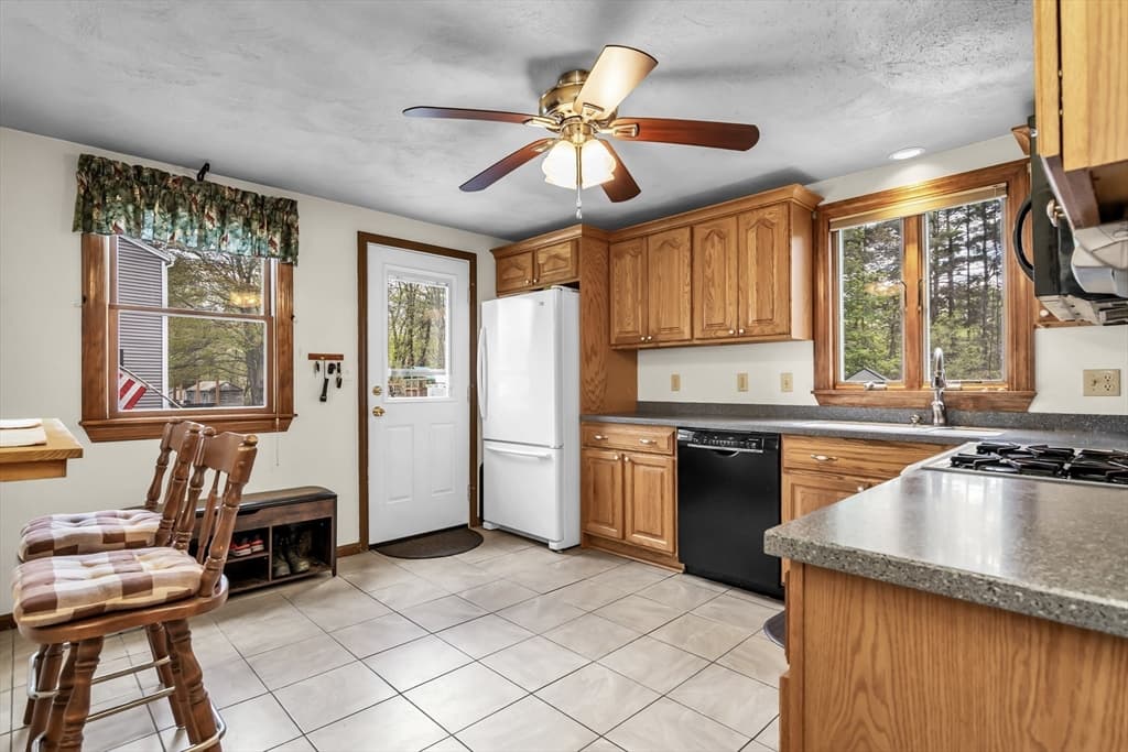Single Family Residence at 8 Portsmouth Rd, Amesbury MA 01913, photo 11 of 37