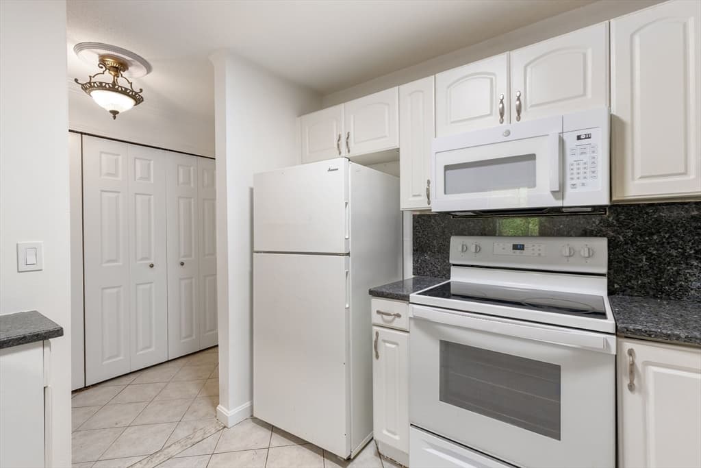 Condominium at 17 Weld St # 11, Framingham MA 01702, photo 6 of 17