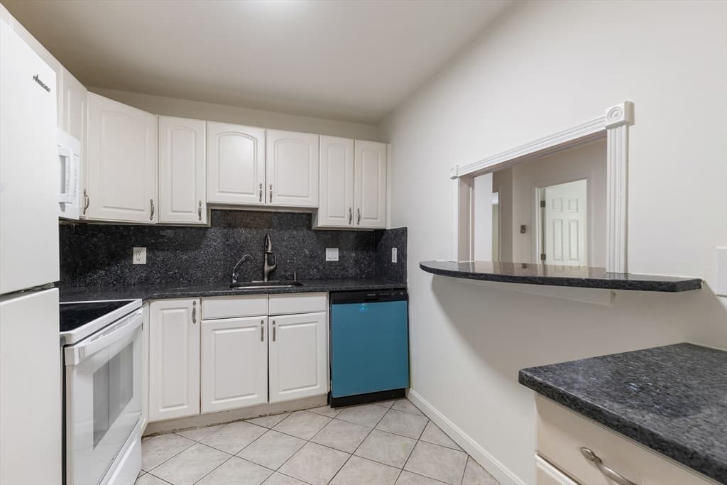 Condominium at 17 Weld St # 11, Framingham MA 01702, photo 5 of 17