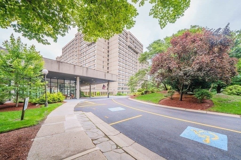 250 Hammond Pond Parkway # 609S, Newton MA 02467