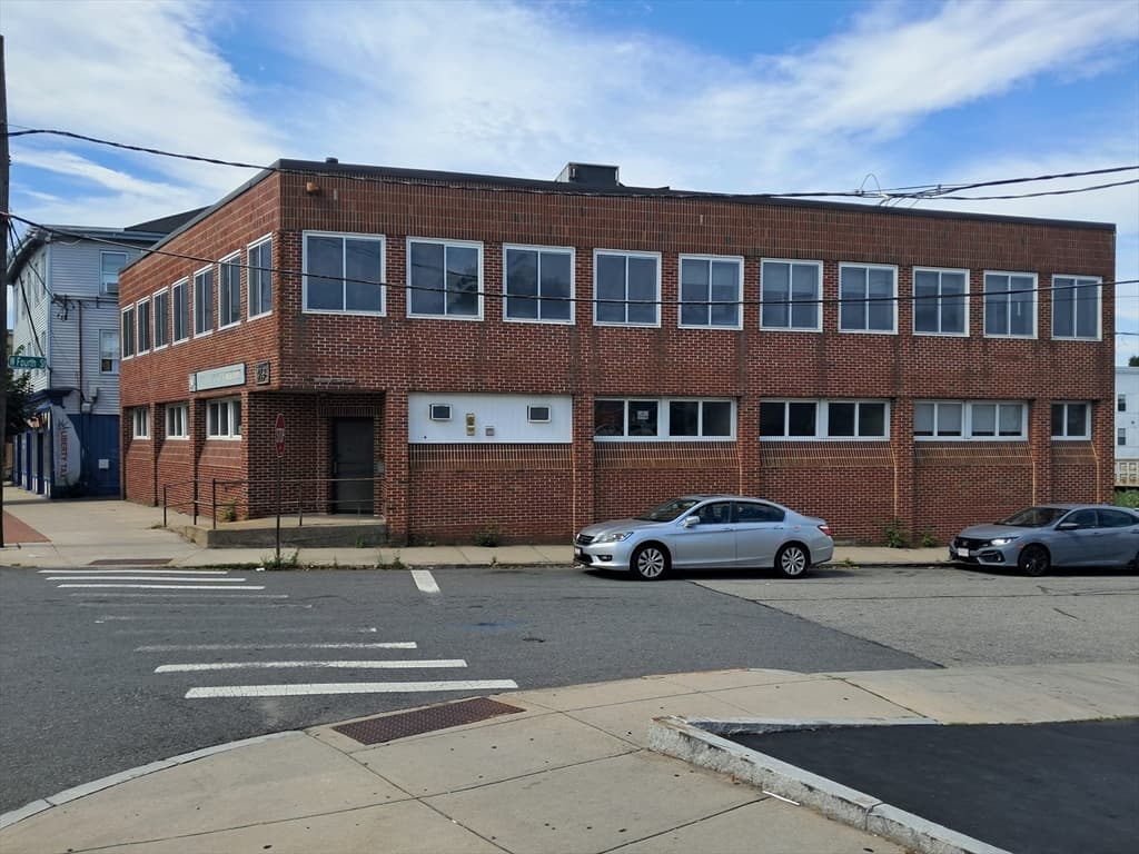 418 Bridge St, Lowell MA 01850