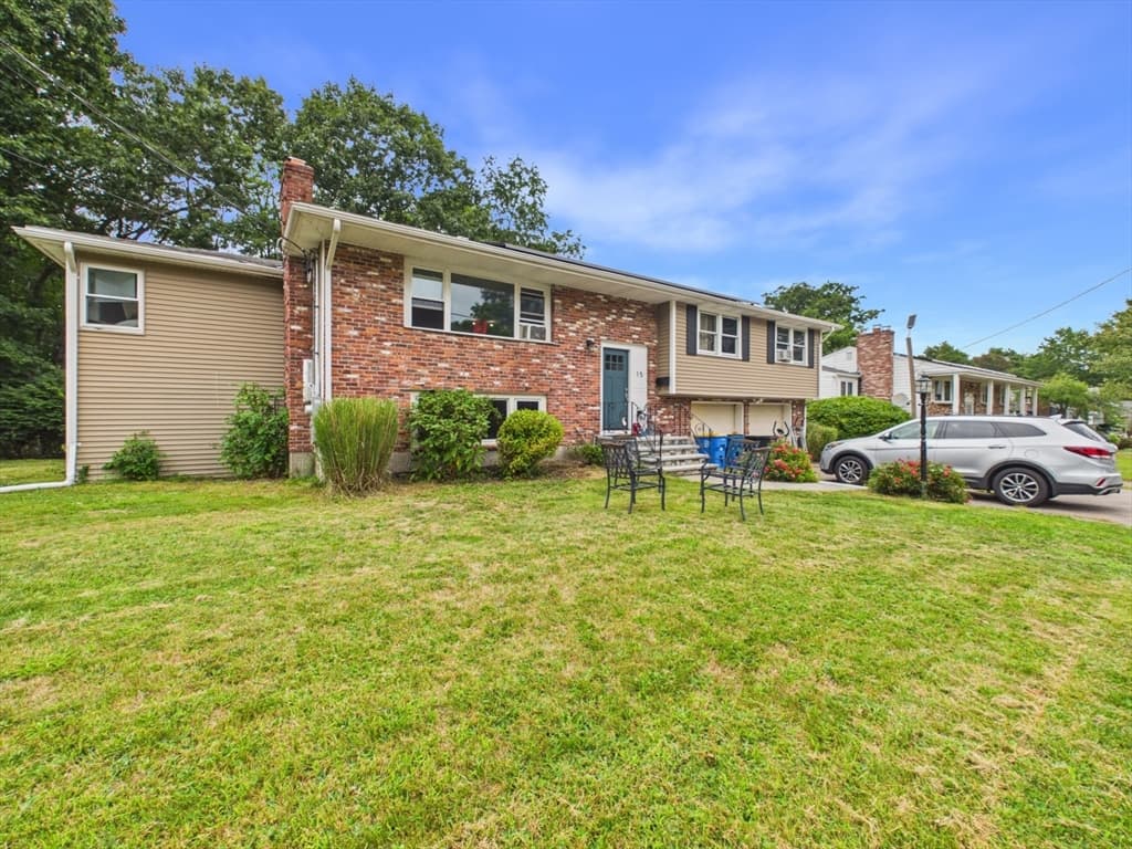 15 Sunset Dr, Randolph MA 02368