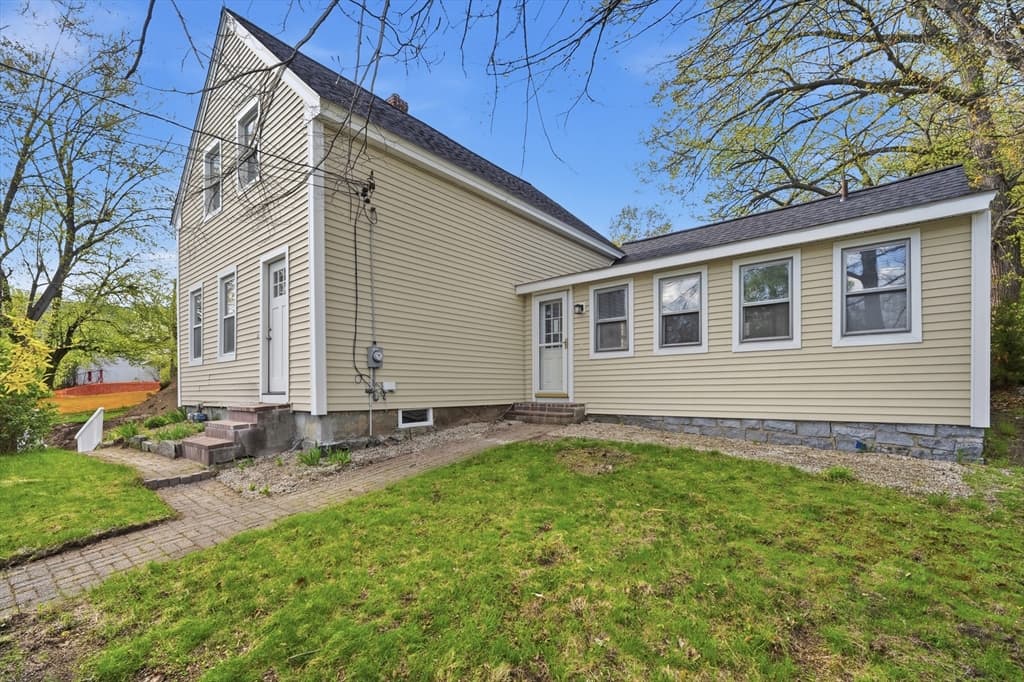 28 W Prescott St, Westford MA 01886