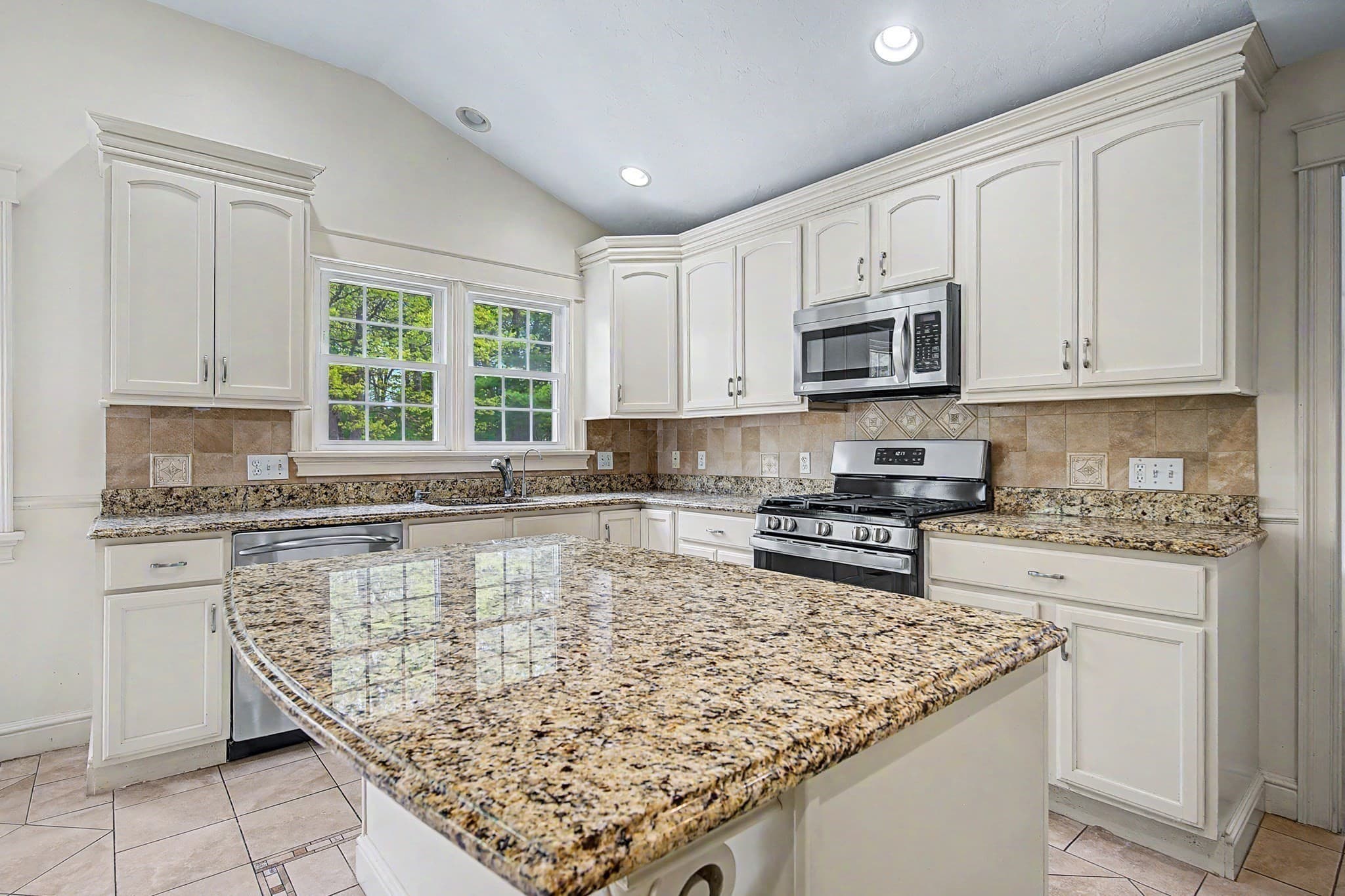 Condominium at 3 Oak View Ter # 3, Franklin MA 02038, photo 8 of 38