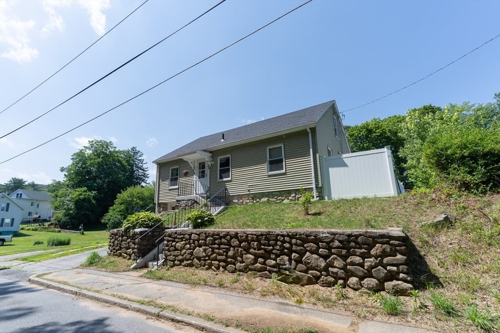 22 Marsh Ave, Southbridge MA 01550 photo 2