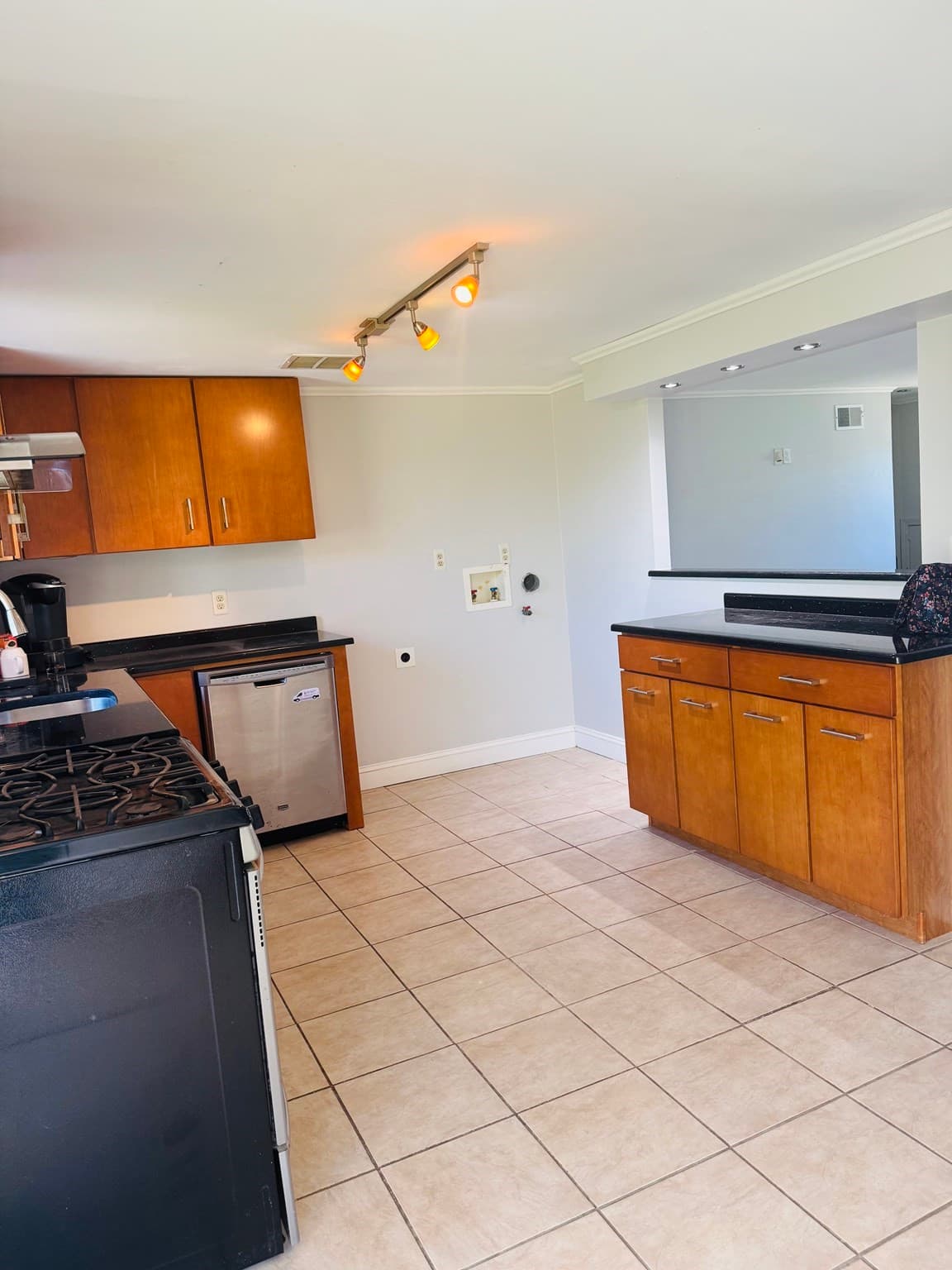 Single Family Residence at 52 Sheraton Ave, Somerset MA 02725, photo 5 of 15