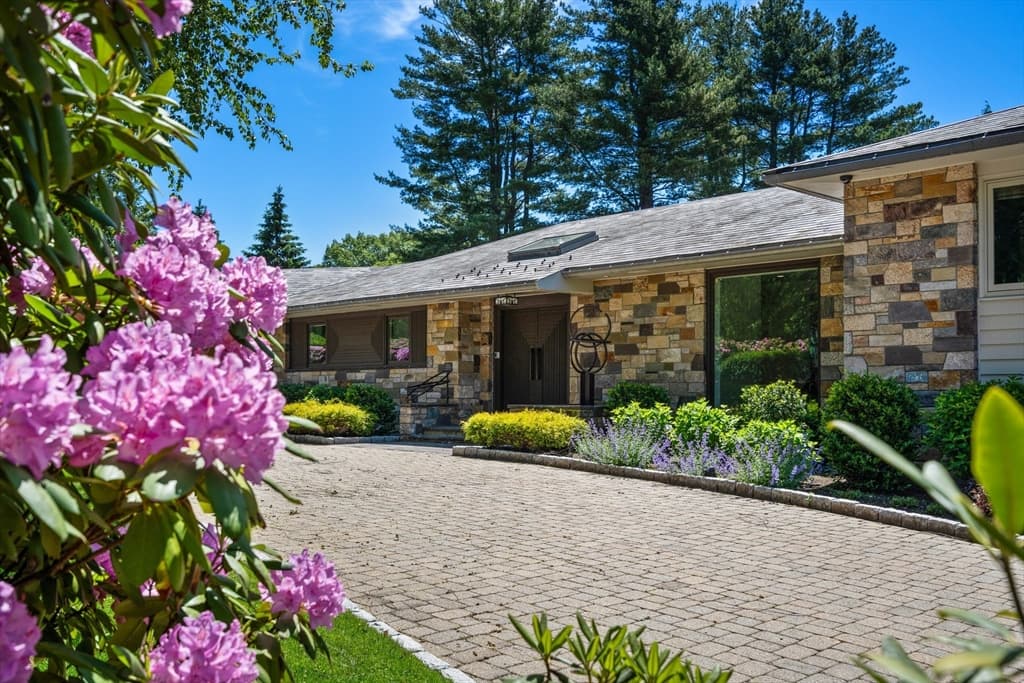 9 Singletree Rd, Brookline MA 02467