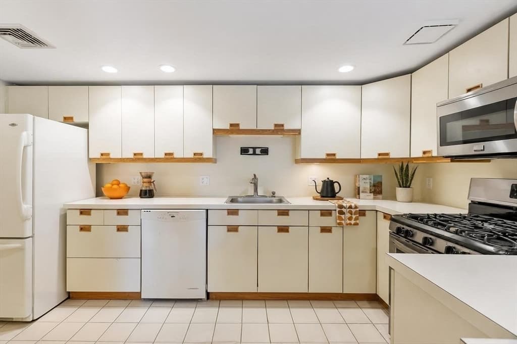 321 Place Ln # 321, Woburn MA 01801 photo 3