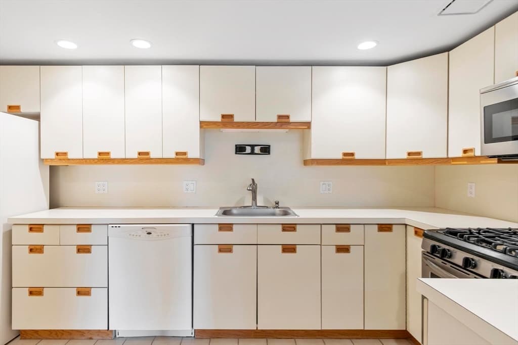 321 Place Ln # 321, Woburn MA 01801 photo 11