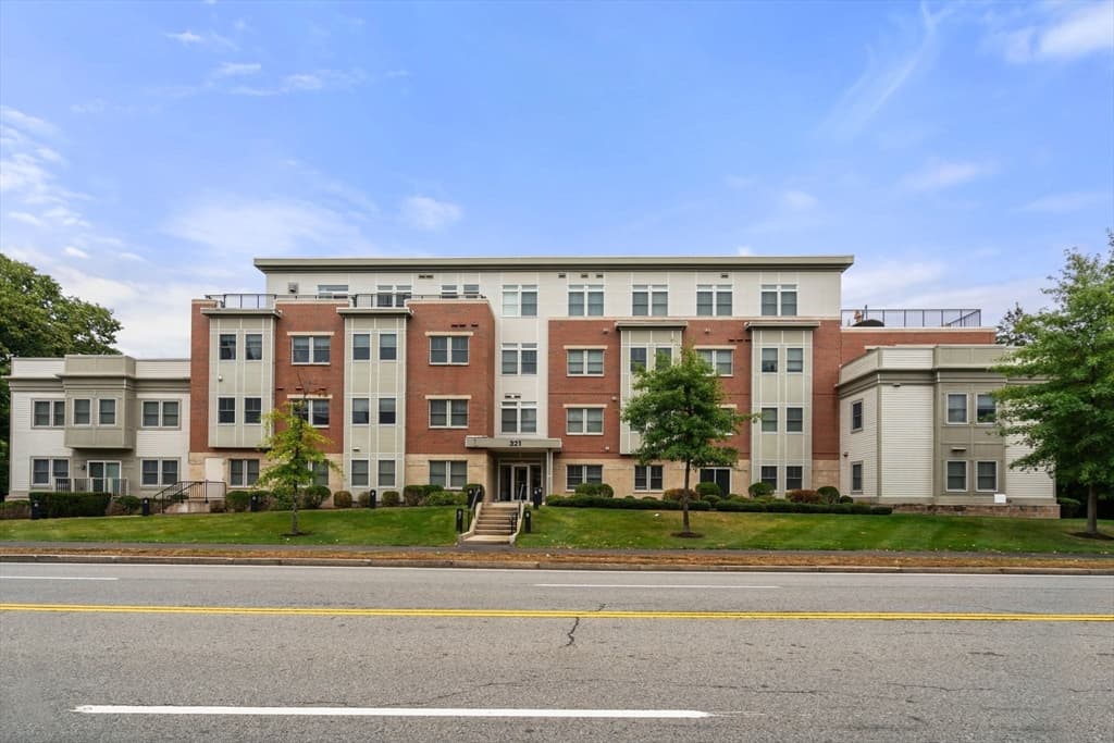 321 Hammond Pond Parkway # 201, Brookline MA 02467