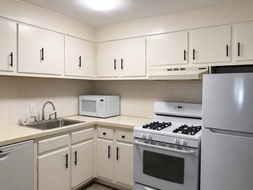 Condominium at 635 West Lowell Ave # 7, Haverhill MA 01832, Haverhill, photo 8 of 17