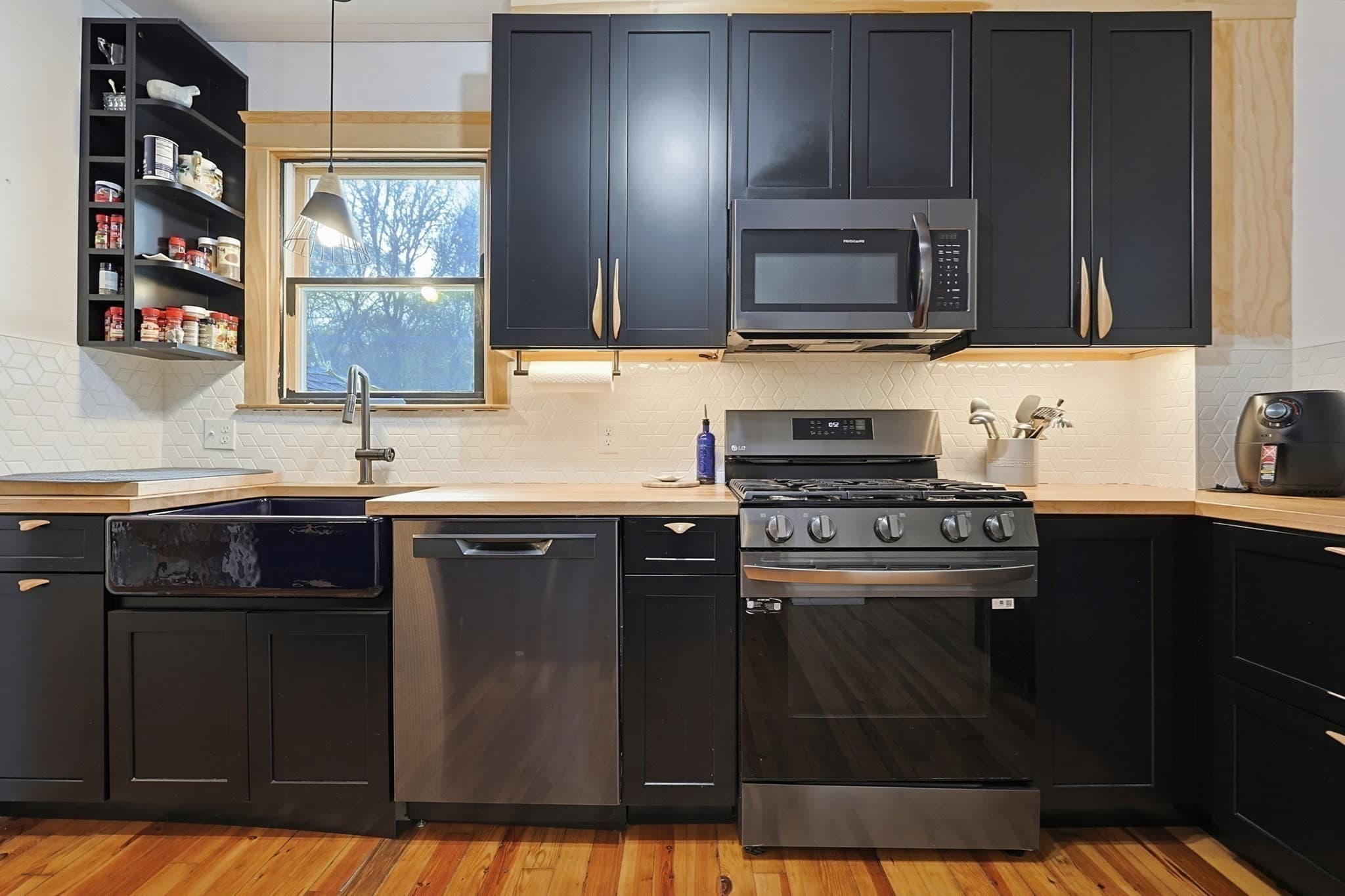 Single Family Residence at 129 Cross Rd, Westport MA 02790, photo 12 of 42