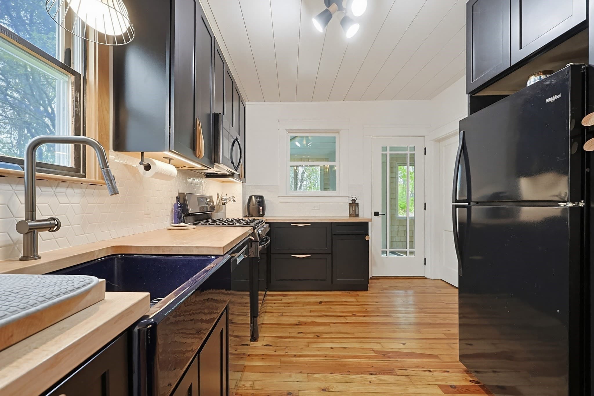 Single Family Residence at 129 Cross Rd, Westport MA 02790, photo 9 of 42
