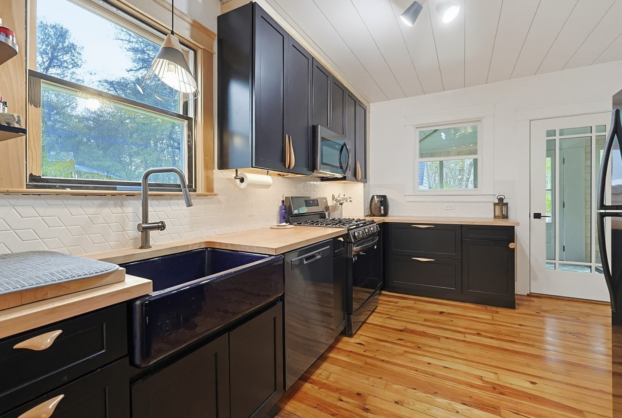 Single Family Residence at 129 Cross Rd, Westport MA 02790, photo 10 of 42