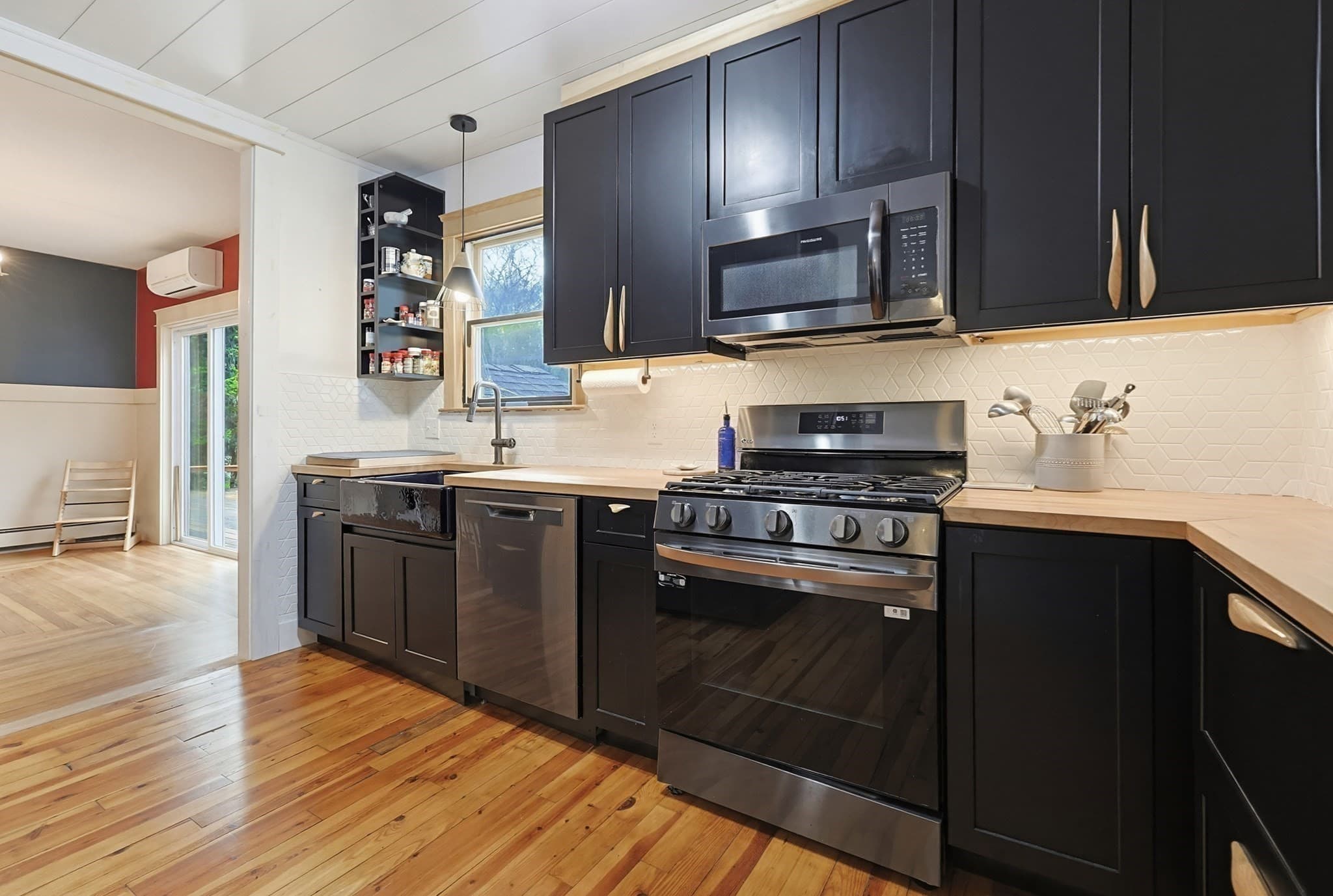 Single Family Residence at 129 Cross Rd, Westport MA 02790, photo 11 of 42