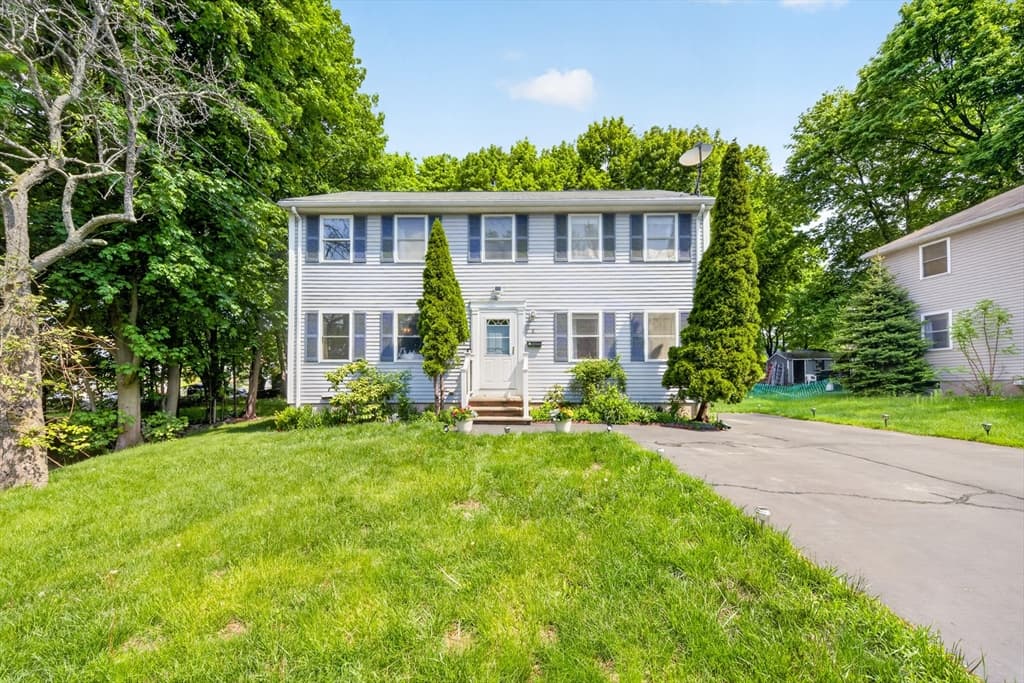 8 Sparrow Ln, Peabody MA 01960