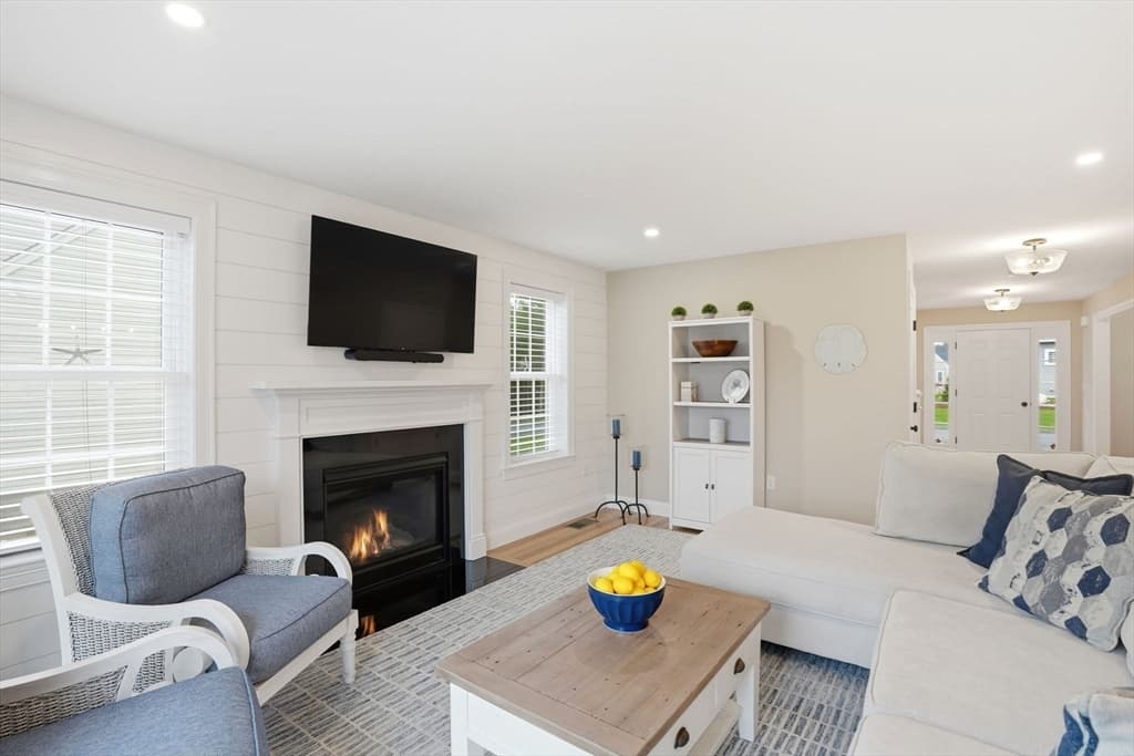 Single Family Residence at 7 Yellow Birch Dr, Plymouth MA 02360, photo 12 of 42