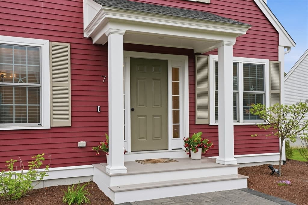 Single Family Residence at 7 Yellow Birch Dr, Plymouth MA 02360, photo 3 of 42