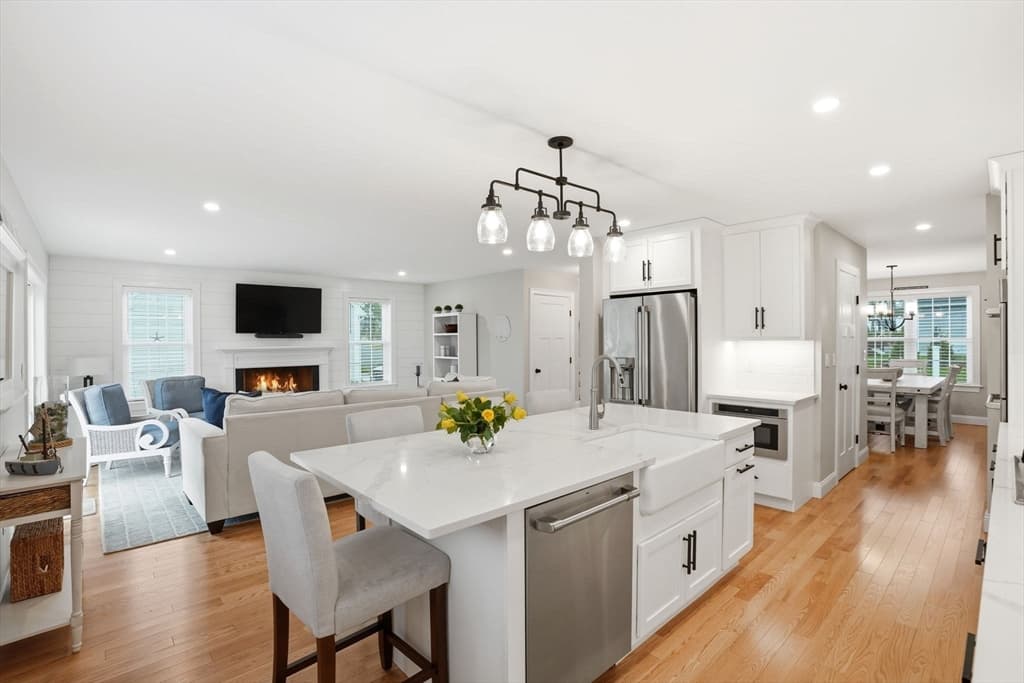 Single Family Residence at 7 Yellow Birch Dr, Plymouth MA 02360, photo 9 of 42