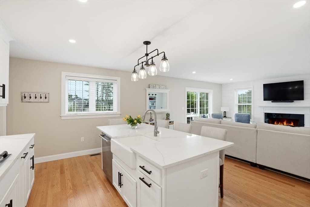 Single Family Residence at 7 Yellow Birch Dr, Plymouth MA 02360, photo 10 of 42
