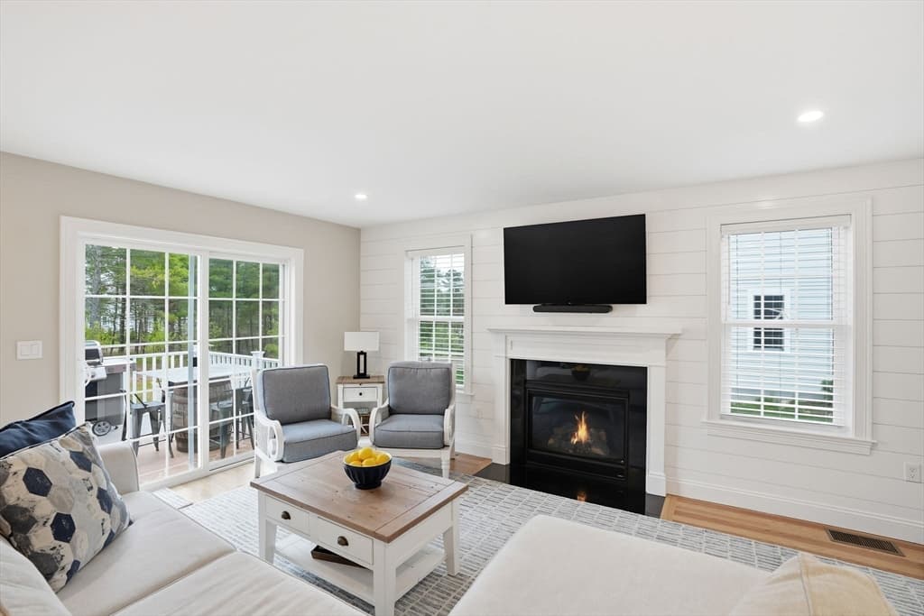 Single Family Residence at 7 Yellow Birch Dr, Plymouth MA 02360, photo 11 of 42