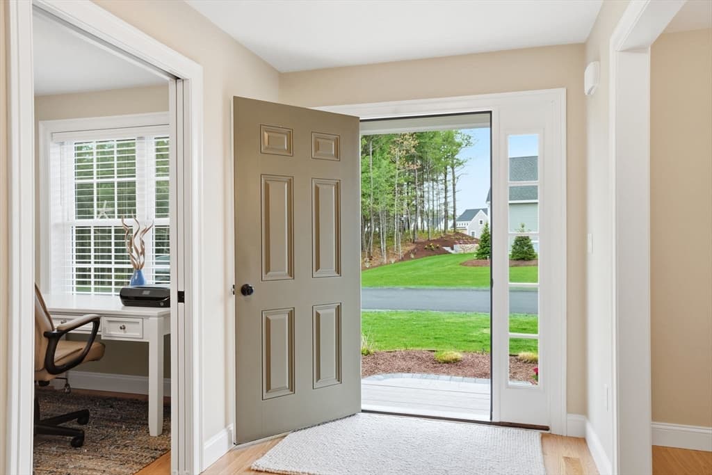 Single Family Residence at 7 Yellow Birch Dr, Plymouth MA 02360, photo 4 of 42