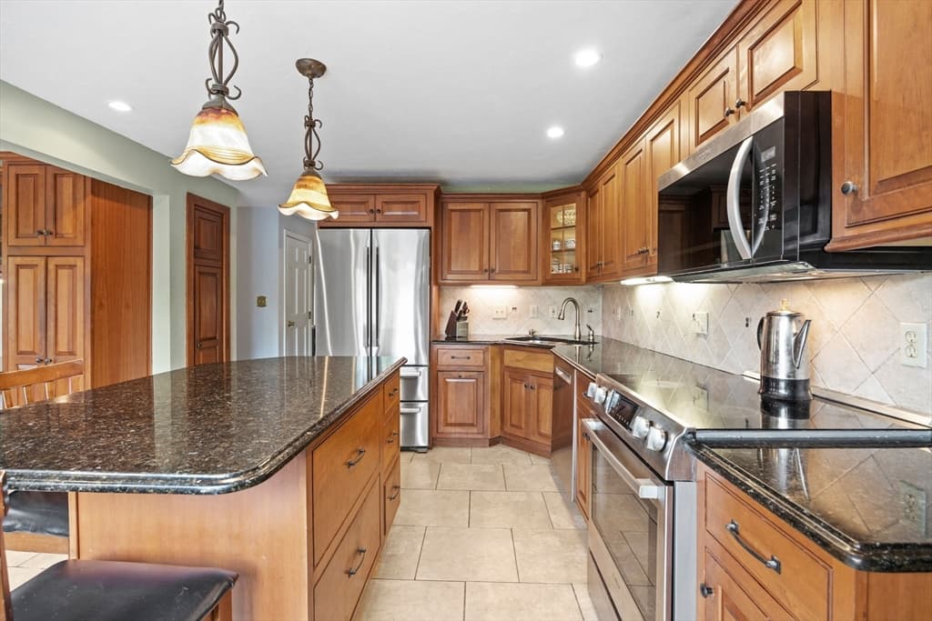 Single Family Residence at 9 Hill Dale Rd, Plymouth MA 02360, Plymouth, photo 5 of 41