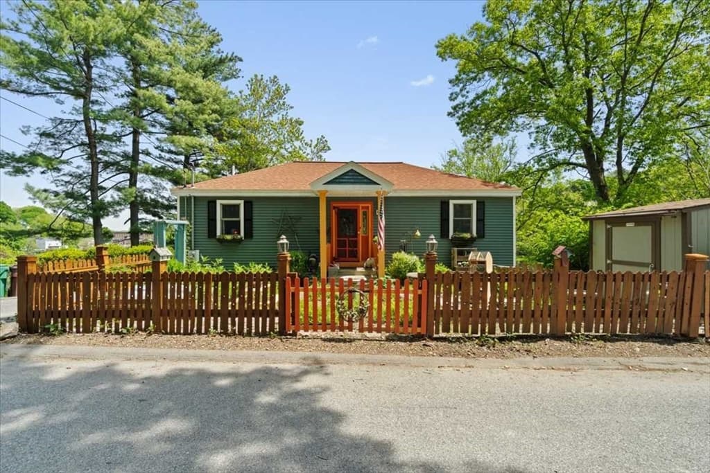 212 Grove St, Clinton MA 01510