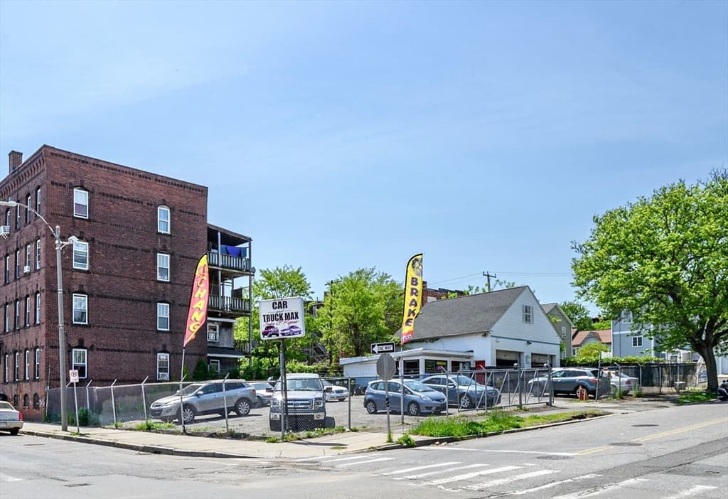 395 Maple St, Holyoke MA 01040