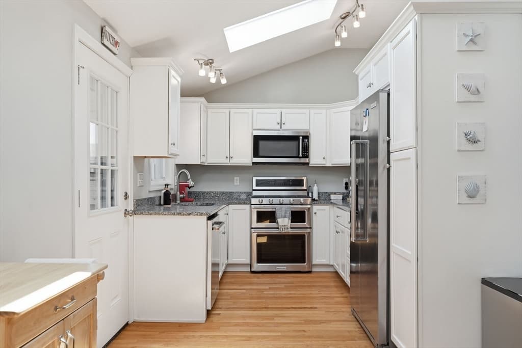 Condominium at 16 Billows St # 2, Winthrop MA 02152, Winthrop, photo 5 of 16