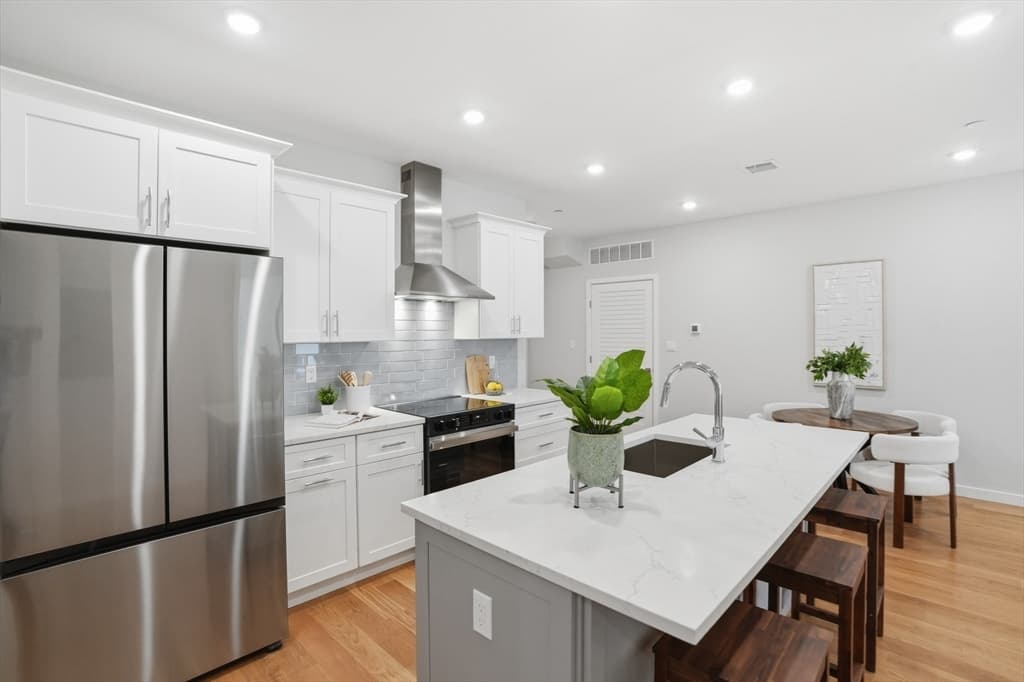 Condominium at 267 Old Colony # 311, Boston MA 02127, Boston, photo 3 of 41