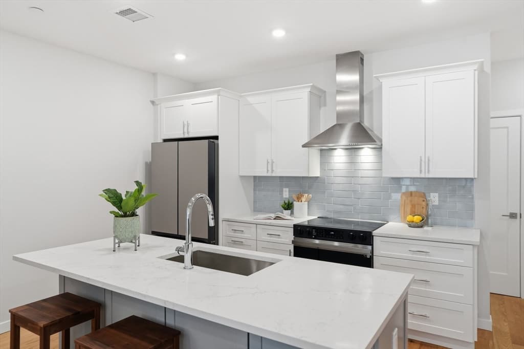 267 Old Colony # 311, Boston MA 02127