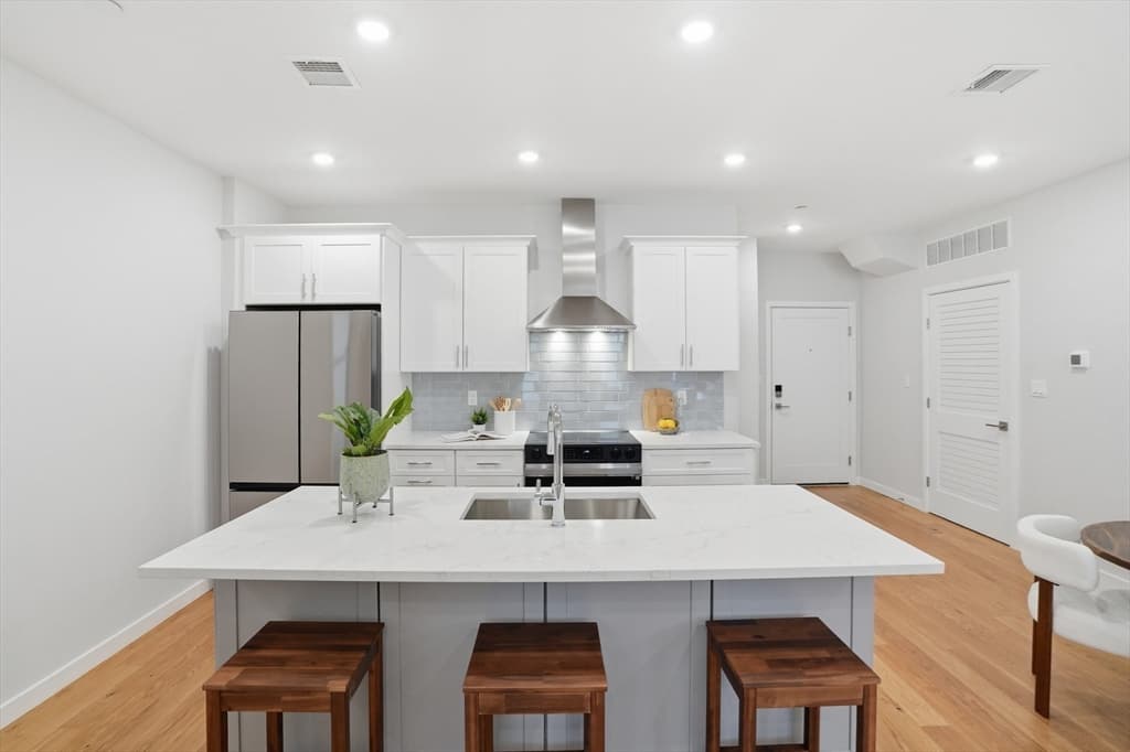 Condominium at 267 Old Colony # 311, Boston MA 02127, Boston, photo 5 of 41