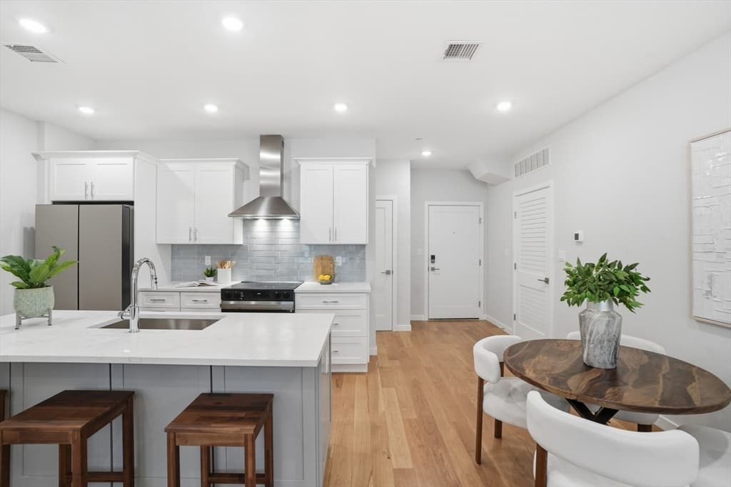 Condominium at 267 Old Colony # 311, Boston MA 02127, Boston, photo 4 of 41