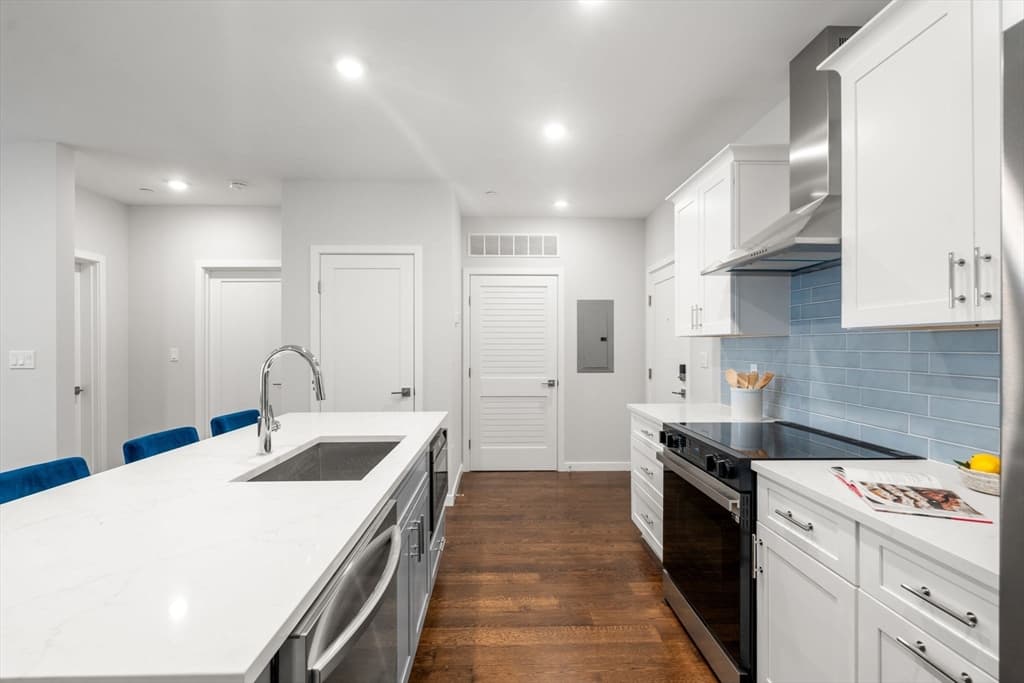 Condominium at 267 Old Colony # 510, Boston MA 02127, Boston, photo 3 of 28