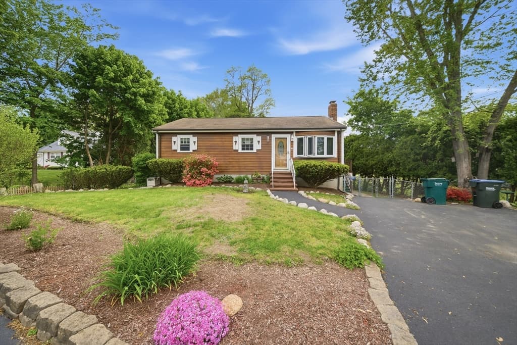 33 Quincy St, Holbrook MA 02343 photo 2